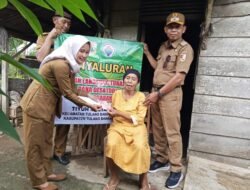 Kepala Tiyuh Mulya Jaya Serahkan Bantuan Langsung Tunai Dana Desa 2025