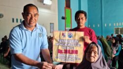 Kepala Tiyuh Makarti Serahkan Bantuan Langsung Tunai (BLT) Dana Desa 2025