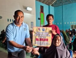 Kepala Tiyuh Makarti Serahkan Bantuan Langsung Tunai (BLT) Dana Desa 2025